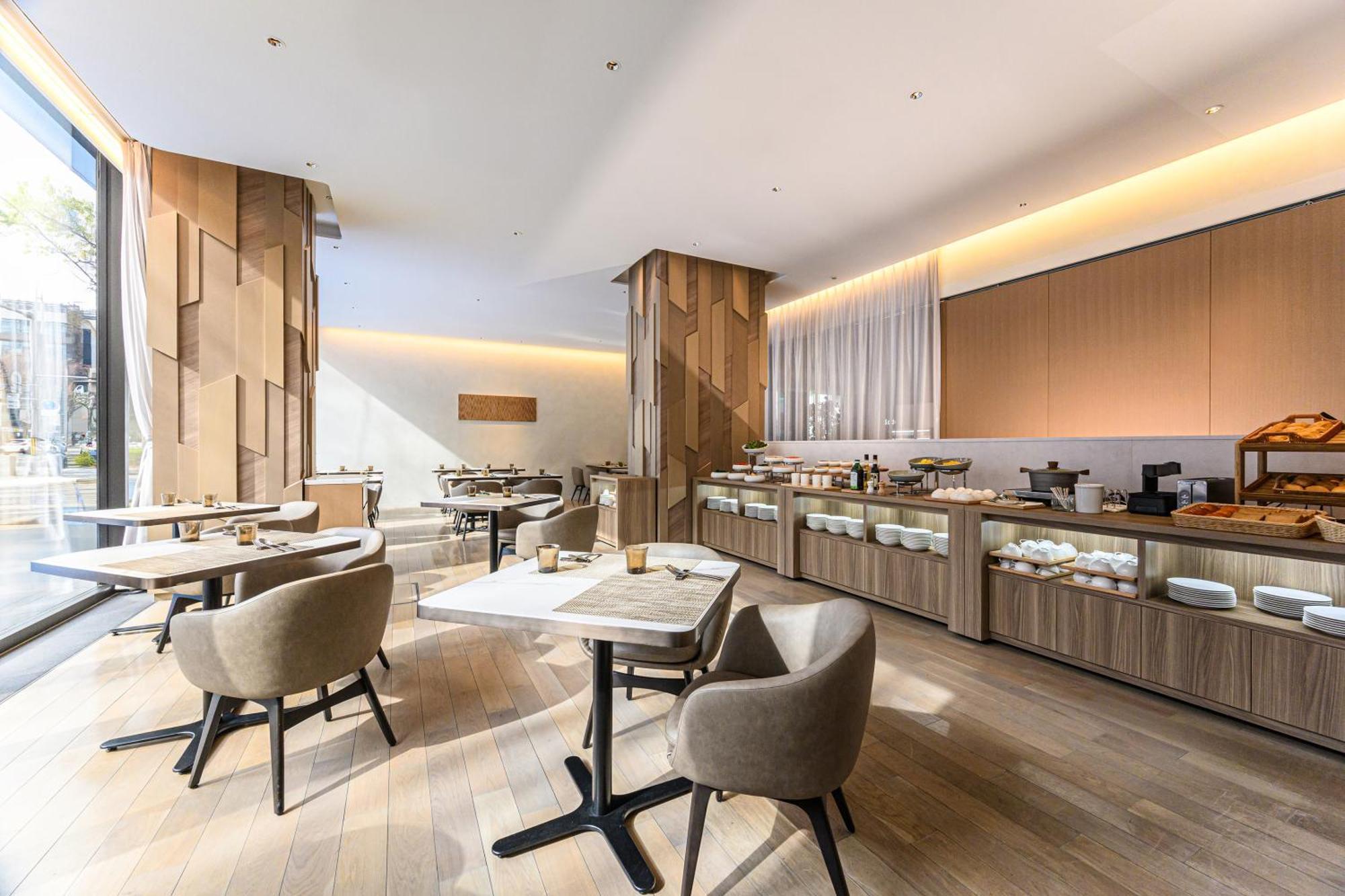 The Royal Park Hotel Iconic Киото Екстериор снимка The Lounge at London Heathrow Airport